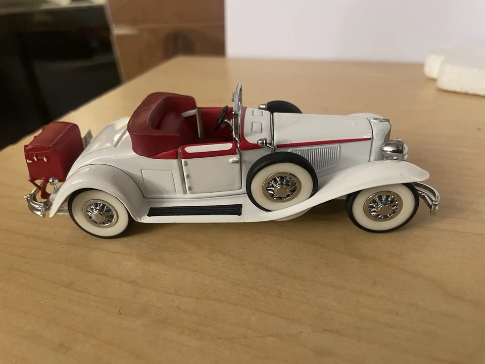 Franklin Mint 1931 Cord Die-Cast 1/43 white/red - Image 2 of 4