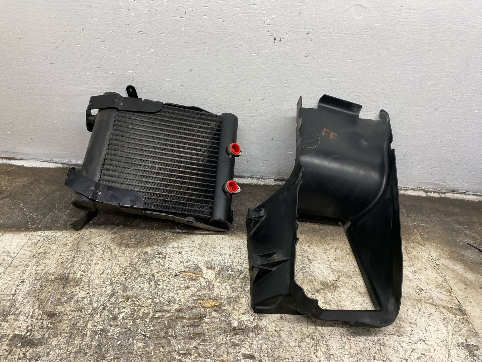 2013-2018 BENTLEY FLYING SPUR 4.0L V8 FRONT RIGHT ENGINE OIL COOLER W/AIR DUCT