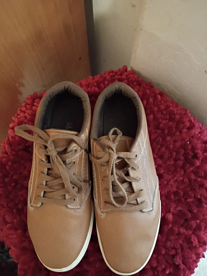 Globe Australia Sneakers Size 12 Beige Leather Lace Up - Image 4 of 4