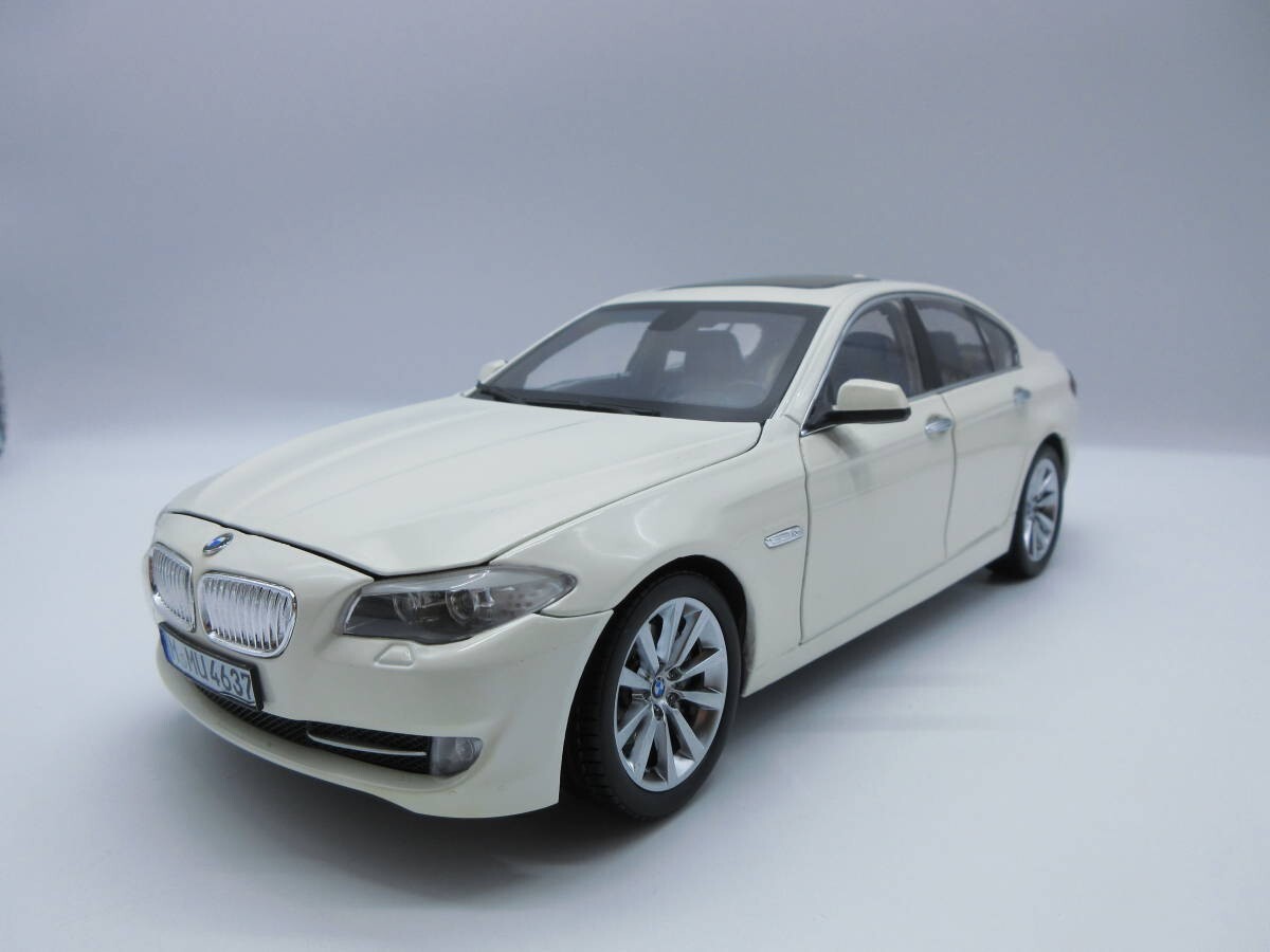 BMW 5シリーズ　1/18ミニカー Triple 9 1/18 BMW 5シリーズ E39 Touring POLIZEI ミニカー