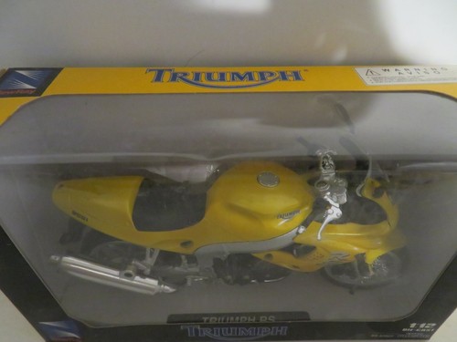 New Ray Triumph 955i RS Yellow Motorcycle 1:12 Scale MIB - Picture 3 of 6