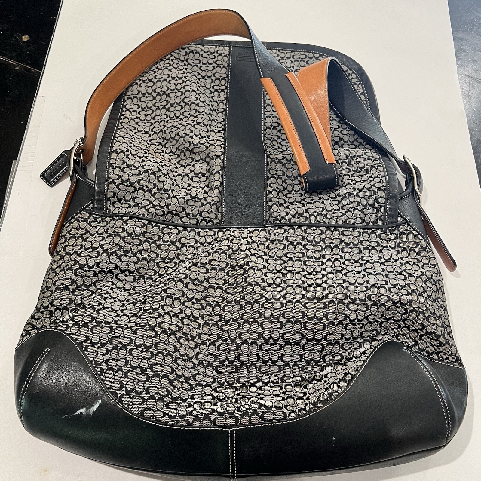 Stylish Large Coach Crossbody Handbag for Women - Professional Design-image