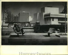 1979 Press Photo A Man Takes a Short Snooze on a Bench Near the Milwaukee River