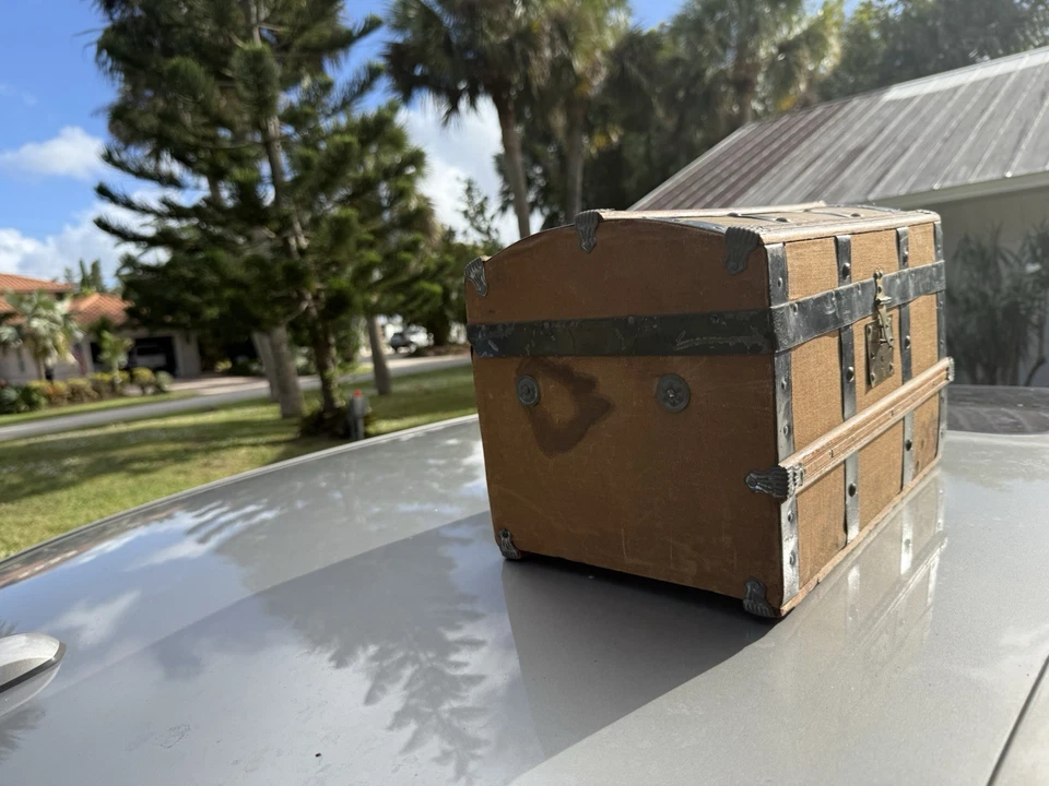 Antiguo pequeño baúl de madera victoriano con detalles de papel almacenamiento de metal Foto 4 de 4