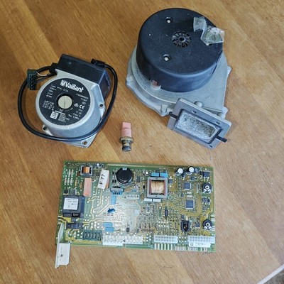 Vaillant Ecotec Plus 824 R1 Steuerplatine, Pumpe, Lüfterbaugruppe.