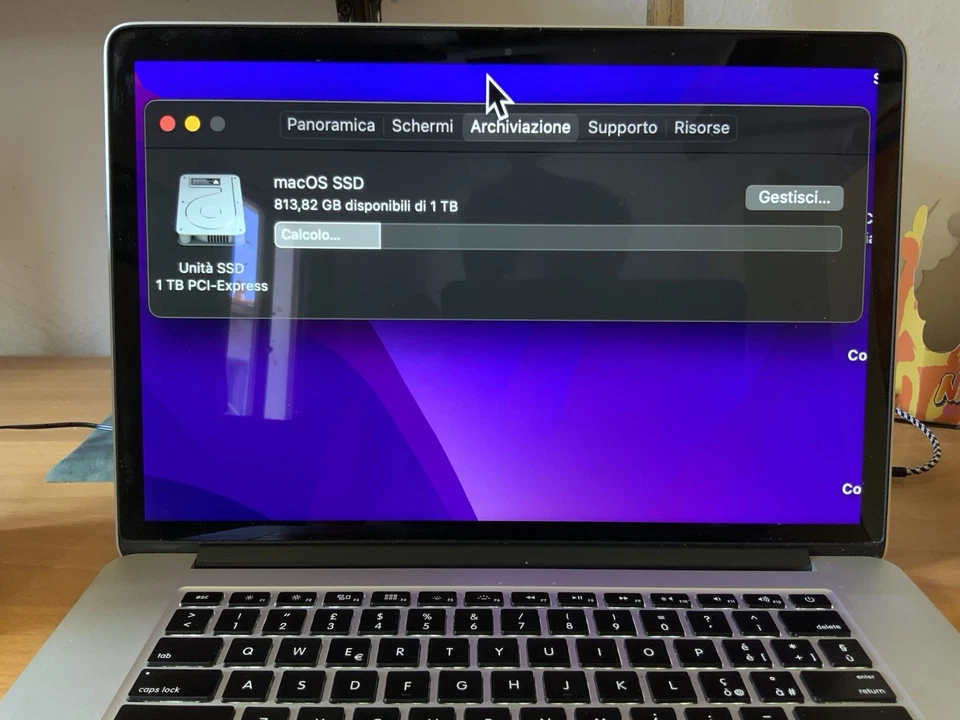 Apple MacBook Pro 15,4" 1TB SSD Intel Core i7 2,5 GHz AMD Radeon Batteria Nuova - Immagine 2 di 4