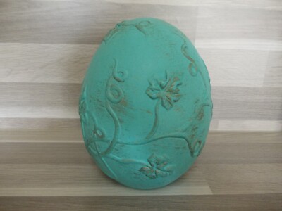 Gross Deko Ei aus Terrakotta bemalt in Türkis mit Gold und Blattermotiv H14cm