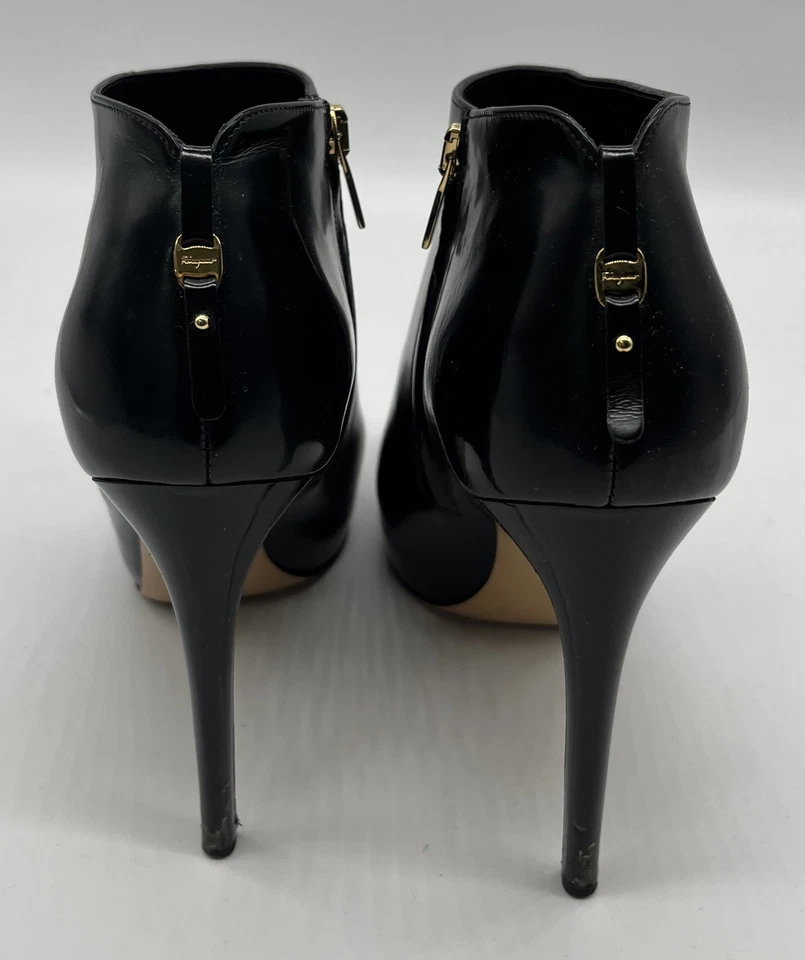 Botín Salvatore Ferragamo de cuero negro brillante con logotipo dorado en la espalda talla 8C Foto 4 de 4