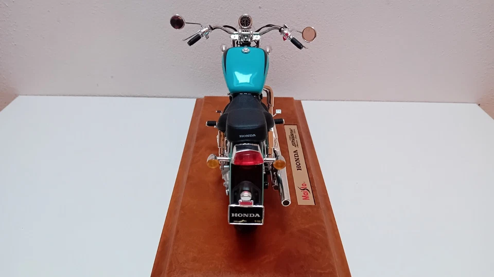 Maisto Honda VT1100C2 Shadow American Classic Edition Scala 1:10 - Immagine 4 di 4