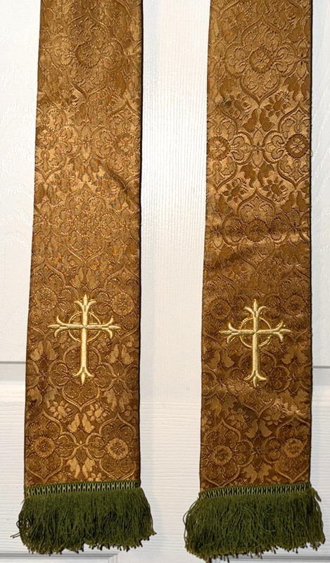 BEAUTIFUL VINTAGE CATHOLIC PRIESTS GOLD BROCADE & GREEN STOLE