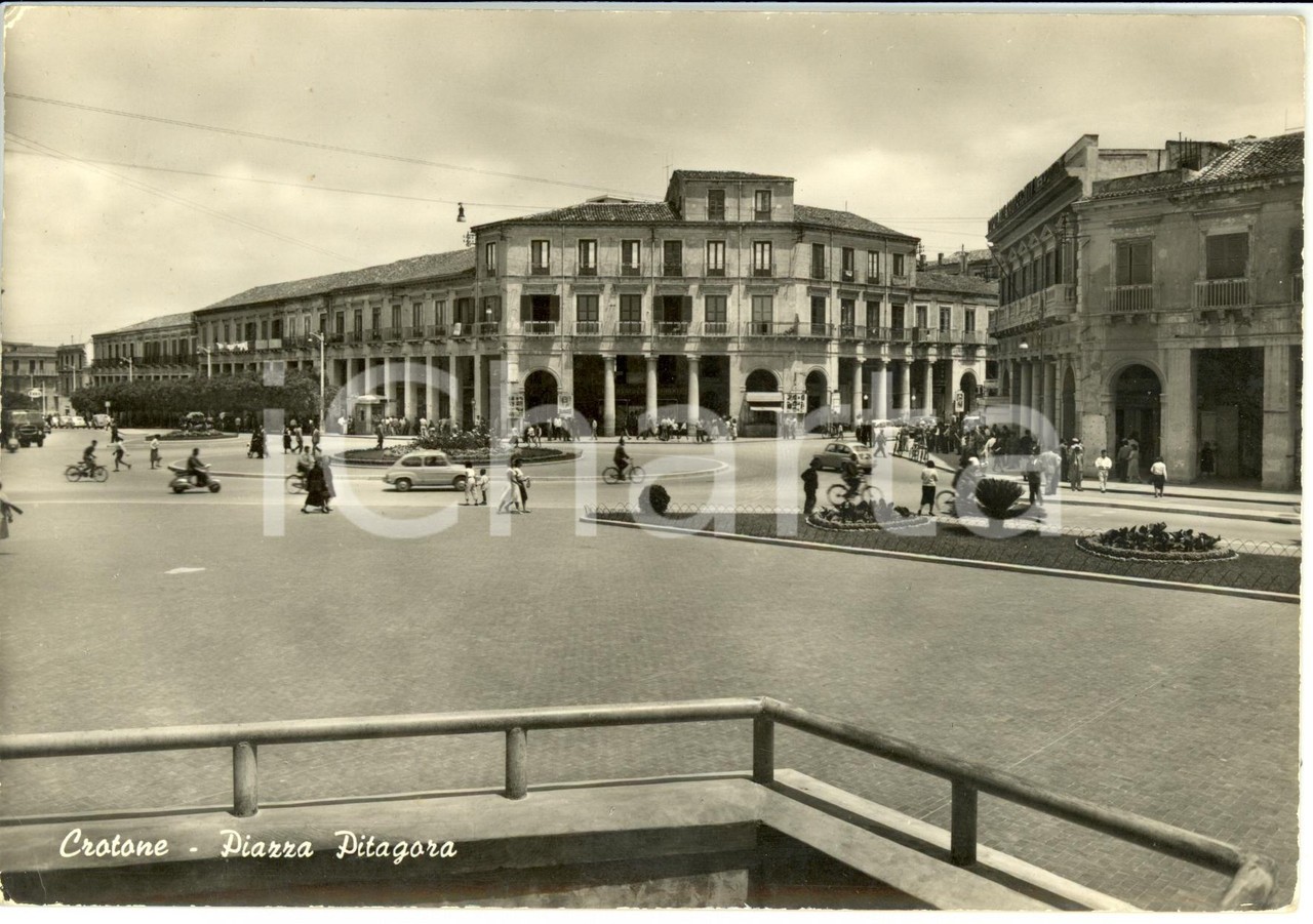 1960 CROTONE Veduta di Piazza PITAGORA *Cartolina ANIMATA FG VG