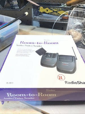 RADIO SHACK Wireless Room To Room Audio Video Sender 15-1971 2.4GHz