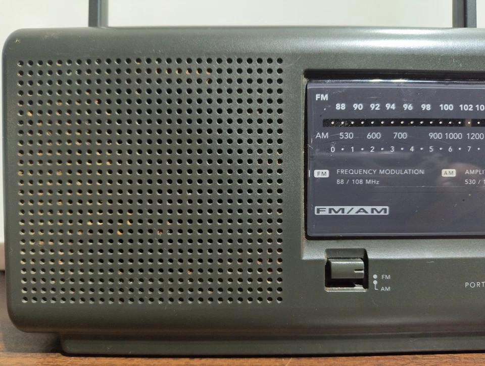 Vintage GE Model 7-2662B Portable 2-Band AM/FM Radio Receiver  - Image 3 of 4