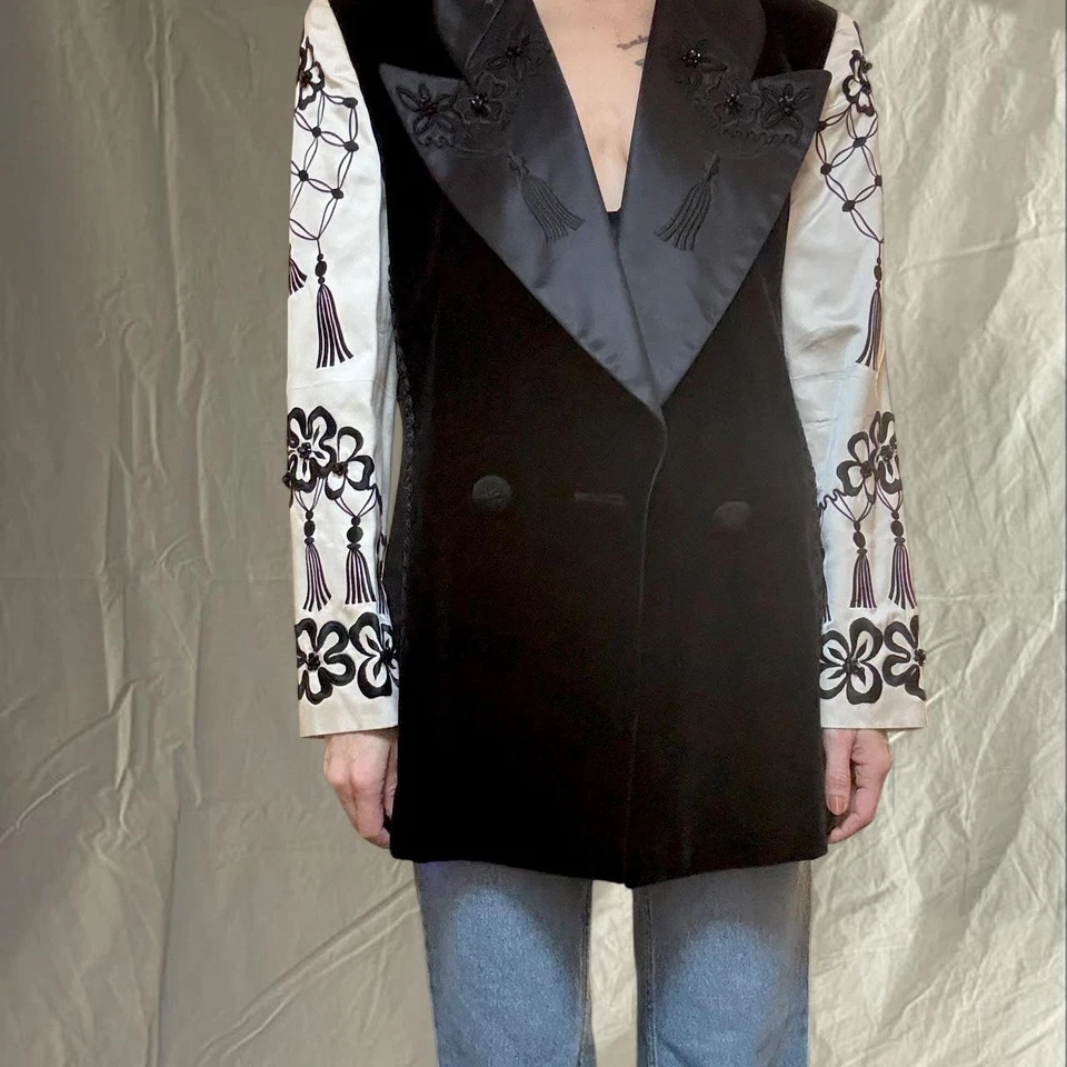 IMPRESIONANTE Blazer Escada Bordado Seda y Terciopelo, Talla 40 Grande Foto 3 de 4