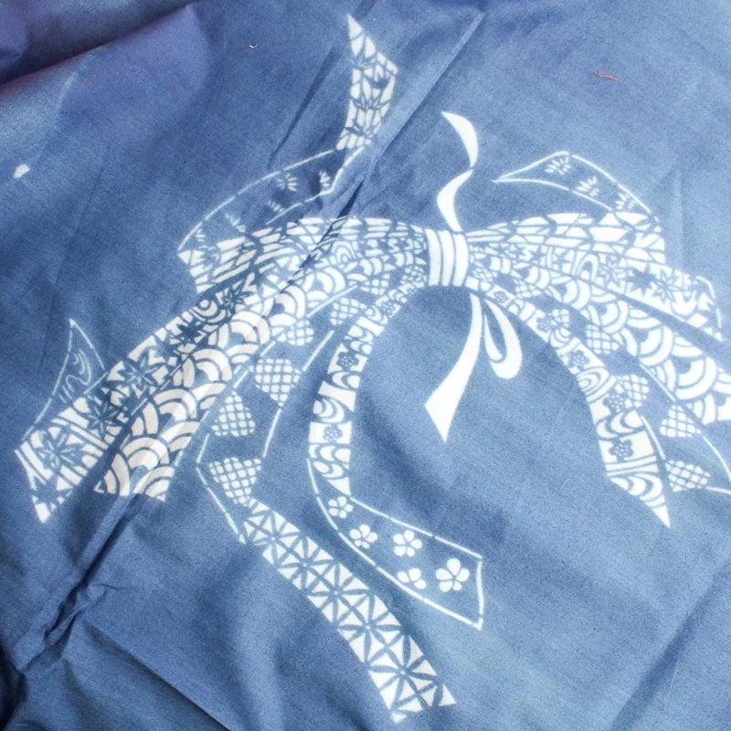 Tela batik con dobladillo rojo y azul Shinobi Legends Miyamoto Clan 44" x 2 1/2 yardas Foto 3 de 4