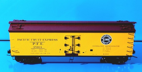 ATLAS 7708-10 "O" Pacific Fruit PFE 40' Woodside Refrigerator Car #35164 2-Rail