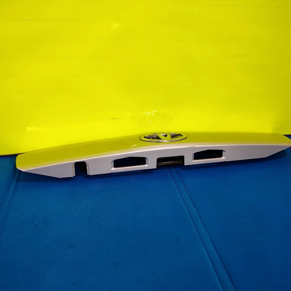 Toyota Prius V 2012-2014 puerta levadiza adorno plata OEM  Foto 4 de 4