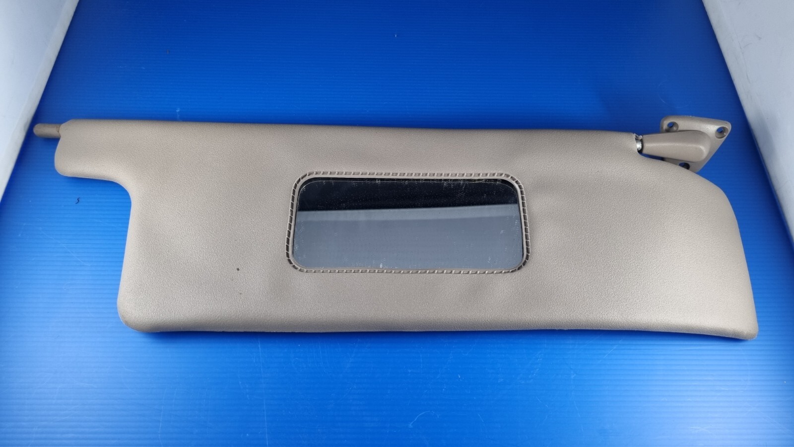 Pare-soleil passager Peugeot 305 beige à miroir de courtoisie et pivot renforcé
