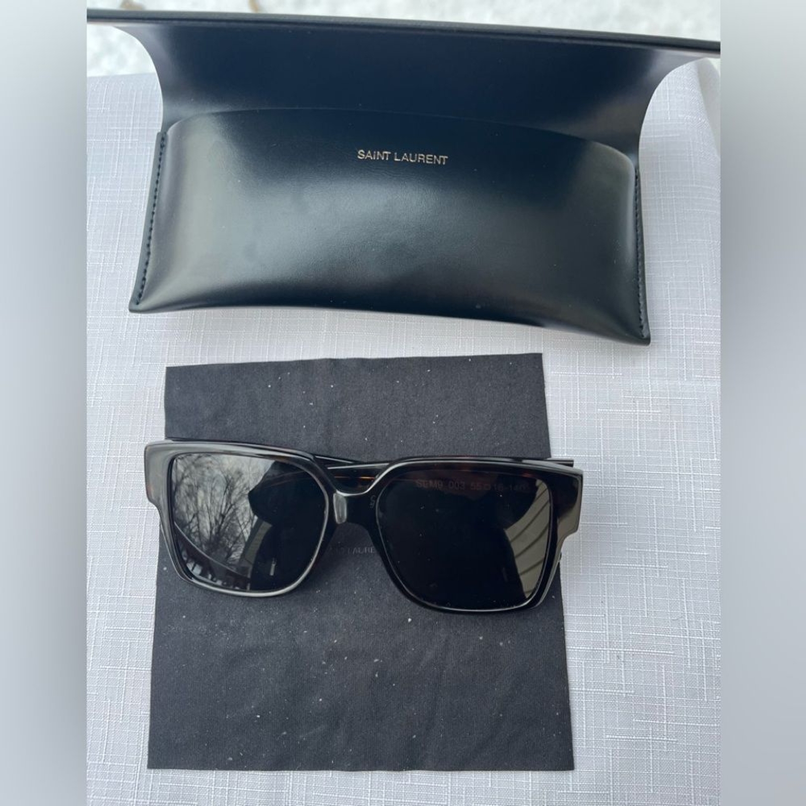 Saint Laurent autentico paio di occhiali da sole iconici marroni montatura rettangolare.