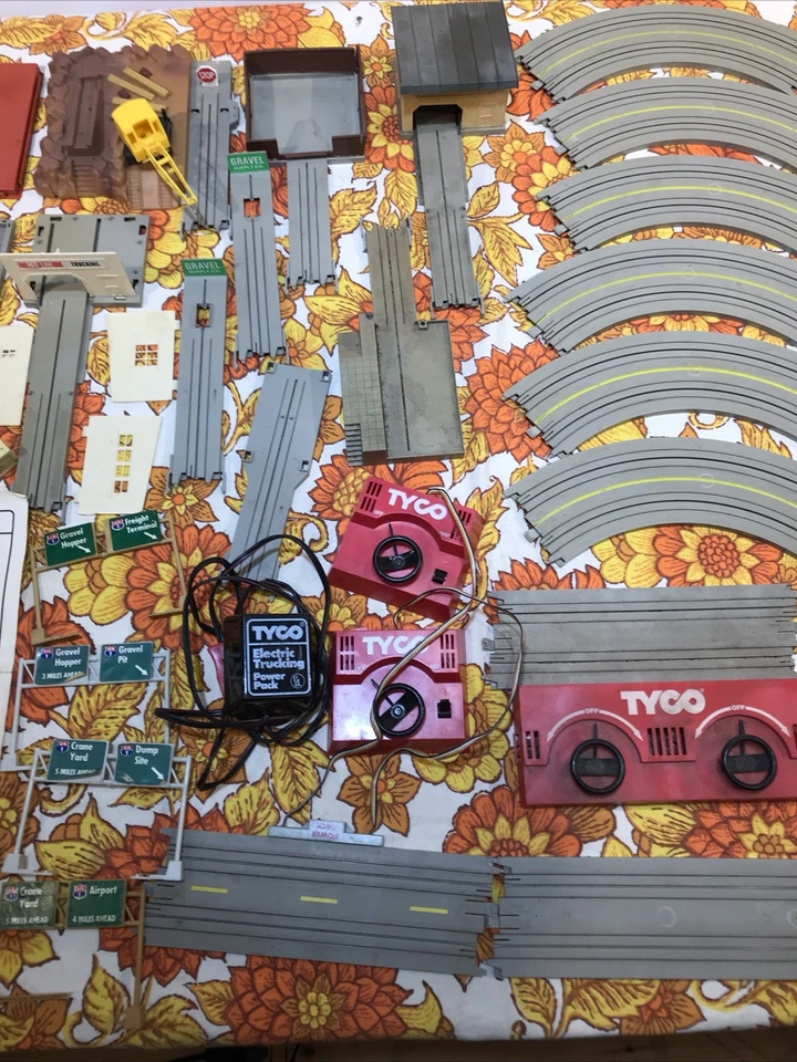 Vintage 1981 Tyco US-1 Electric Trucking Interstate Slot Car Set Lot Collection - Image 3 of 4