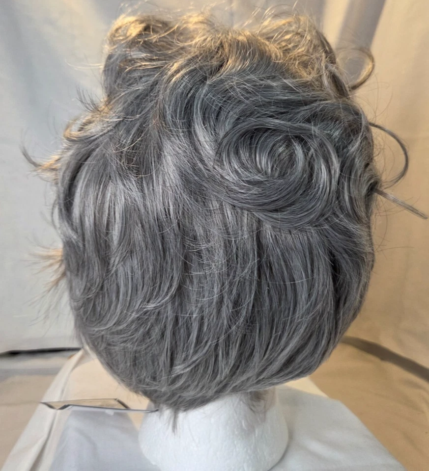 Peluca corta rizada gris Smile Everyday Y410 YIN Foto 2 de 4