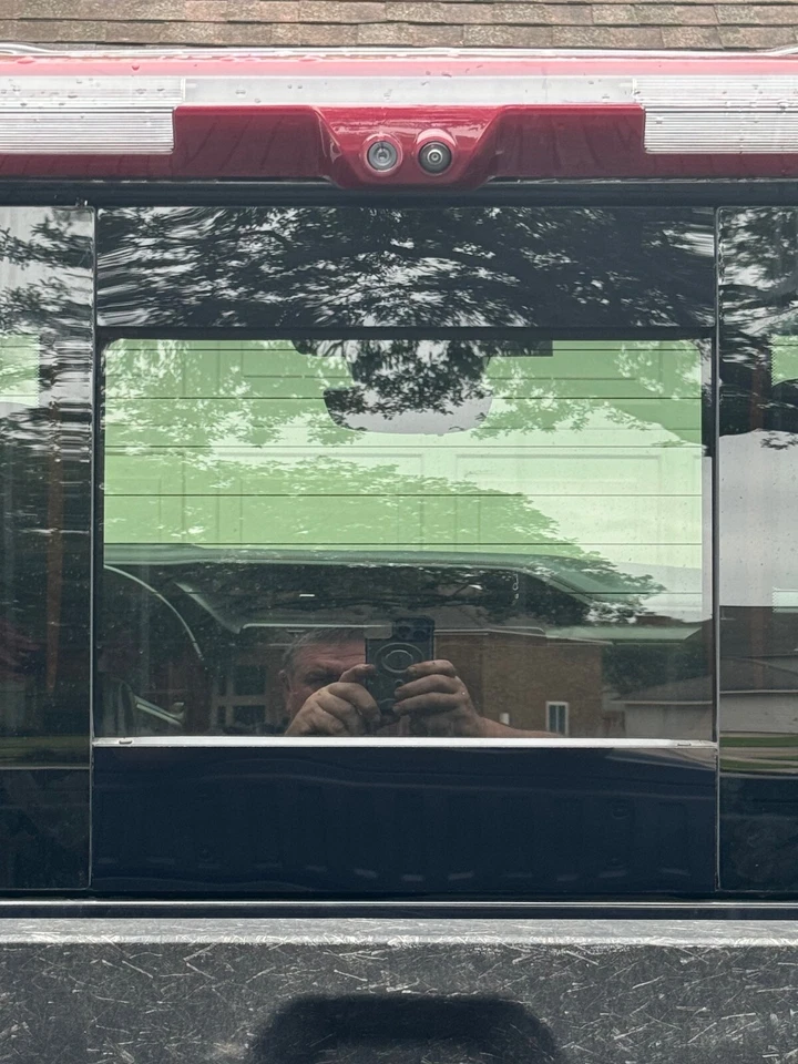 **Chevrolet Silverado/GMC Sierra 2019-2025 moldura de ventana trasera corredera negro brillante* Foto 3 de 4