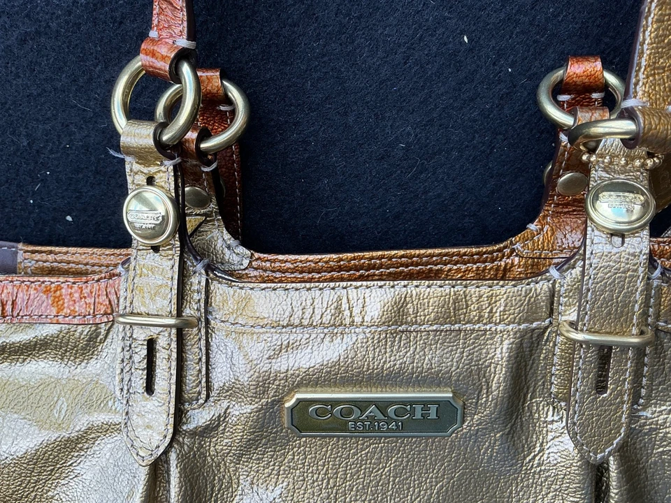 Authentic COACH MADISON Y2K Metallic Gold Patent LEATHER Shoulder Tote w/strap - Image 3 of 4