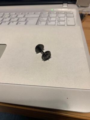 Radsatz, H0, 10,4mm, Achslänge 24,4mm,  einseitig isoliert, 1 Stück