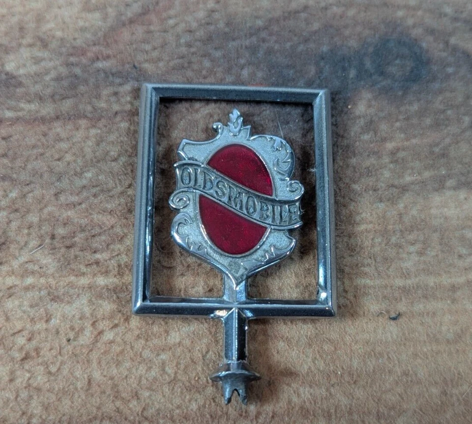 Oldsmobile Tri-Shield Logo Adorno Capucha Roja Años 80 De Colección Foto 2 de 2