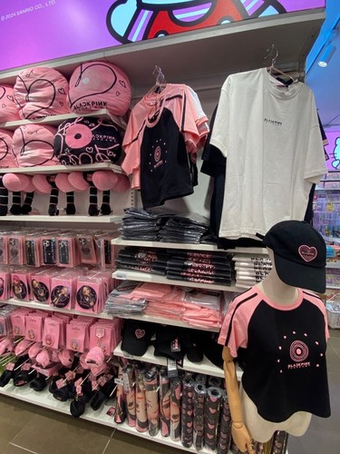 Blackpink Lisa The Game stojak akrylowy - Zdjęcie 4 z 4