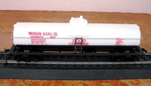 HO Model Power Michigan Alkali Tank Car in Original Box - NICE!