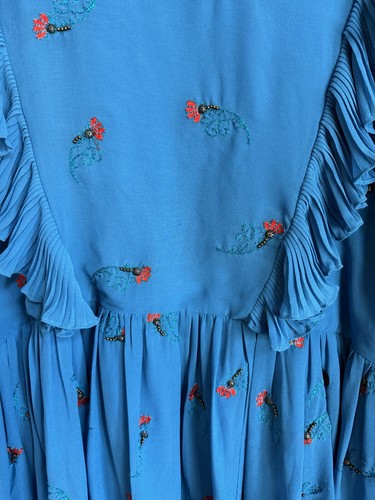 Vestido Manoush Cintura Caída Azul Mangas Largas Volantes Detalles Bordado Fluido - Imagen 4 de 16