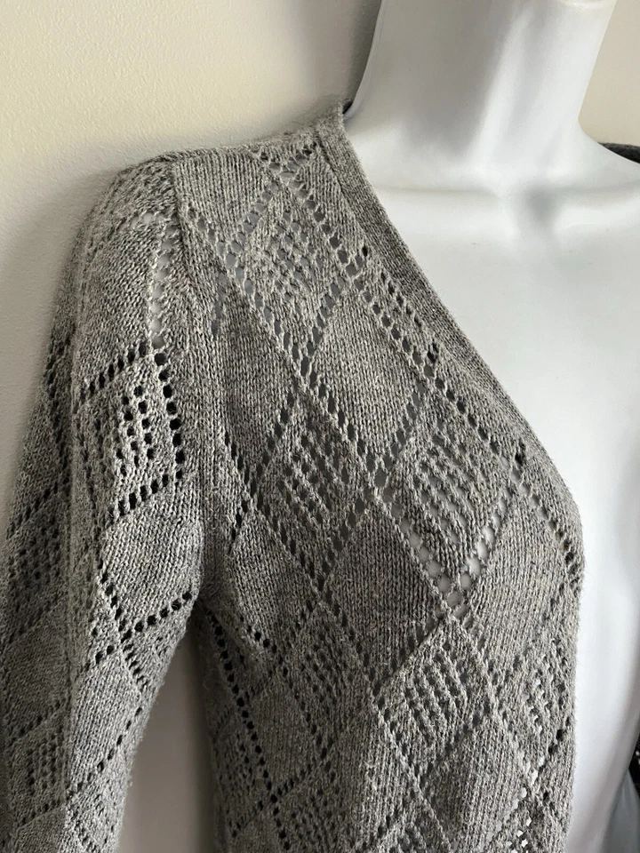 Suéter Cárdigan Mossimo Para Mujer Gris Cuello en V Ojales Crochet Frente Abierto L/S Talla S Foto 2 de 4