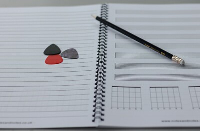 Gitarren-Tablatur-Notizbuch mit Tab & gefüttertem Papier + Akkordboxen Lernen oder Geschenk