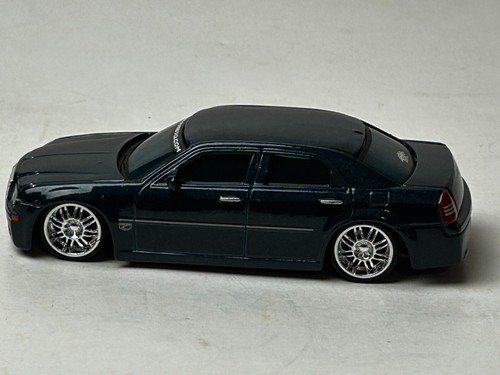 Chrysler 300C Hemi 2005 diecast escala 1:43 Maisto sedán, verde oscuro - Imagen 4 de 18