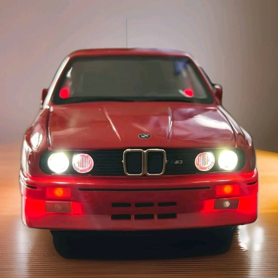 Modelo de aleación de coche fundido a presión BMW M3 E30 1:24 - Sonido y luz vehículo clásico juguete regalo Foto 2 de 4