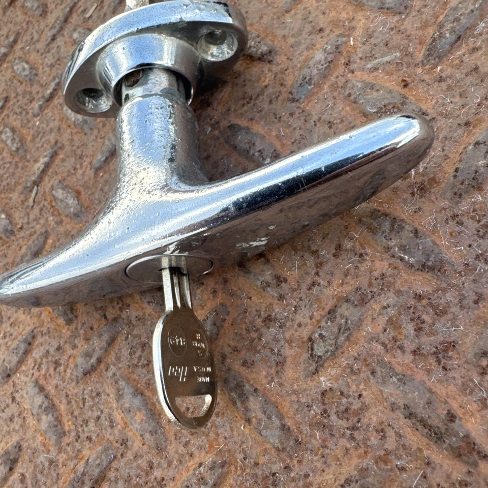 Manija de bloqueo de escotilla trasera con llave para Chevy Blazer Jimmy 1969-72 original GM Foto 2 de 4