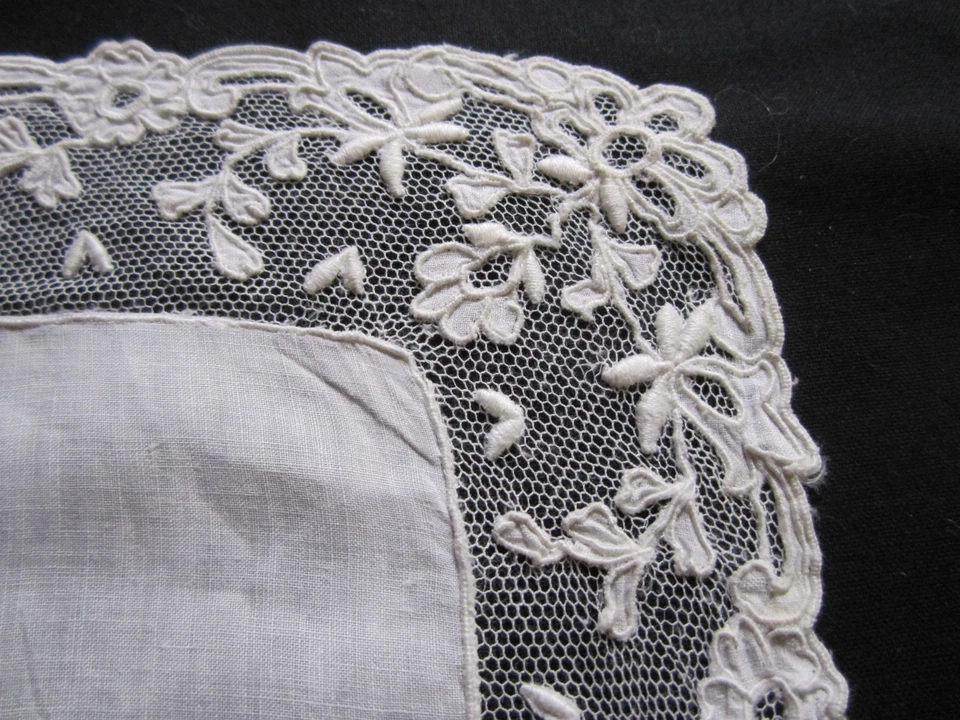 Ancien mouchoir en linon dentelle et monogramme R..M. - Photo 3/4