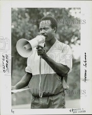 1984 Press Photo Freddie Solomon using a bullhorn at Innisbrook Golf Resort