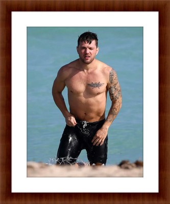 Ryan Phillippe Shirtless 8.5 x 11 Candid Color Unframed Collectable Photograph