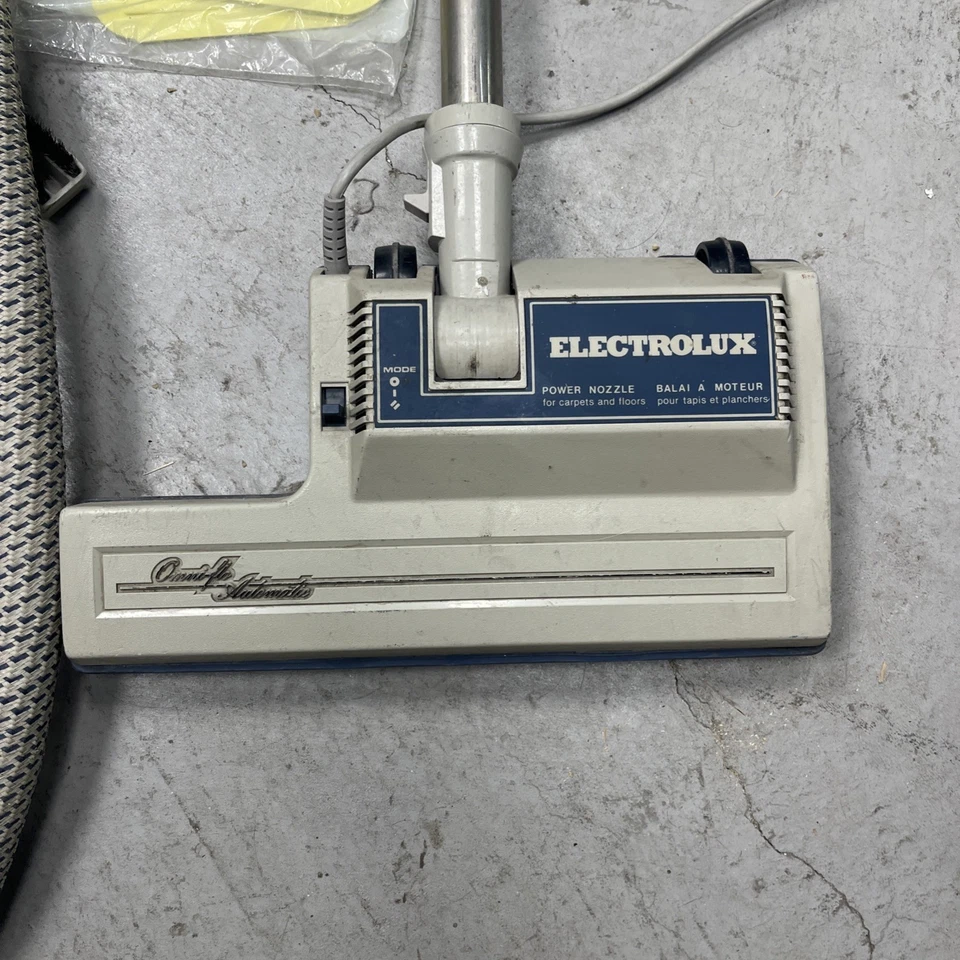 Aspiradora Electrolux Modelo 1521 Azul De Colección con Manguera, Accesorios.  Foto 3 de 4