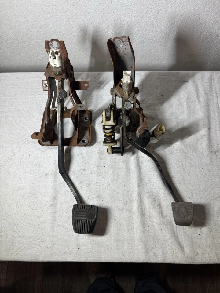 1989 年丰田 Supra 手动离合器和制动踏板 — 第 2/3 张图片