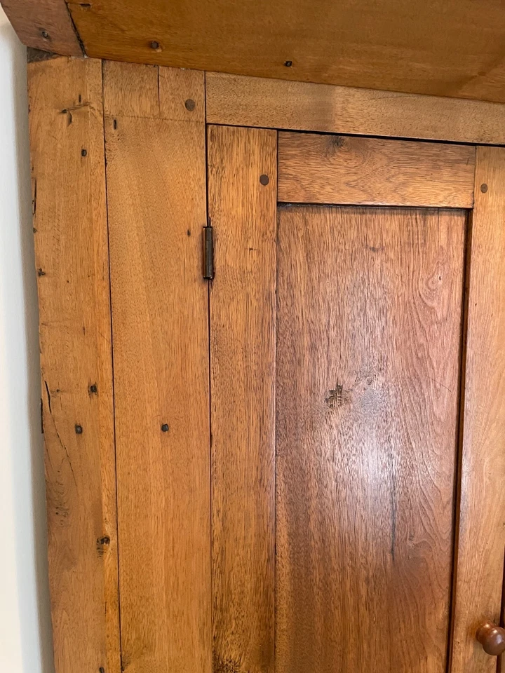 Antiguo armario de esquina de nogal de Tennessee de los años 1780 panel elevado puerta ciega Foto 2 de 4