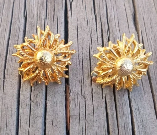 Lisner Clip On Earrings Gold Tone Floral Design Signed Vtg Costume Jewelry 