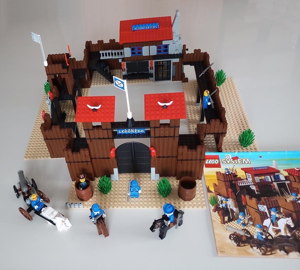 vintage LEGO Western 6769 Fort Legoredo with instructions vintage LEGO Western 6769 Fort Legoredo with instructions