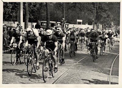 1937 RADSPORT Start de la race Paris Tours