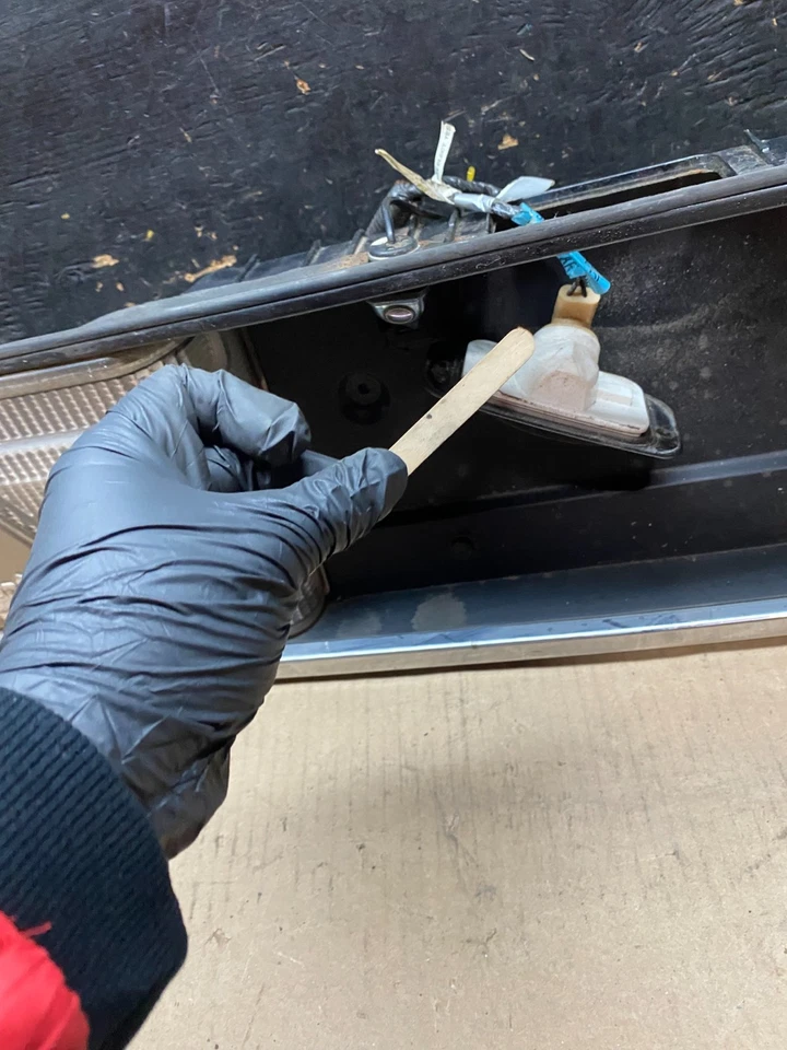 Ford Crown Victoria 1998 a 2011 maletero trasero adorno placa panel U7533 DG Foto 4 de 4