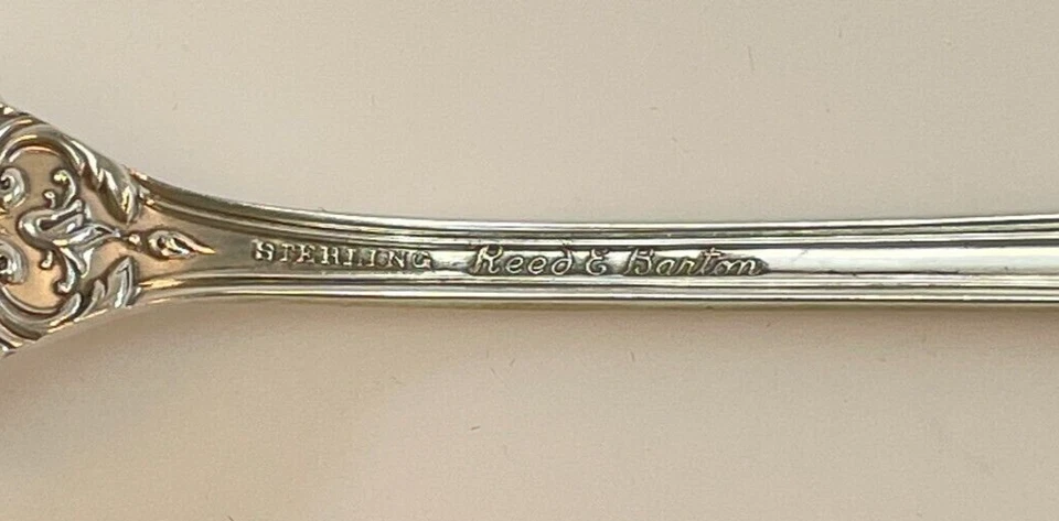Tenedor de cóctel Reed & Barton de plata esterlina borgoña - 5 5/8" - sin monograma Foto 3 de 3