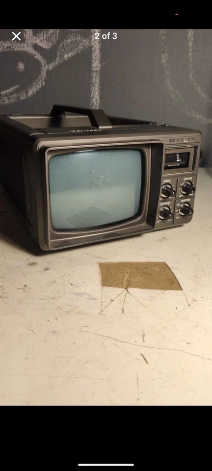 Televisión portátil Bentley Deluxe de 5 pulgadas en blanco y negro Foto 2 de 3