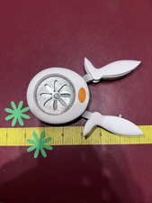 FISKARS Oval Scallop Squeeze Paper Punch Oopsie Daisy 1.25 -1.5